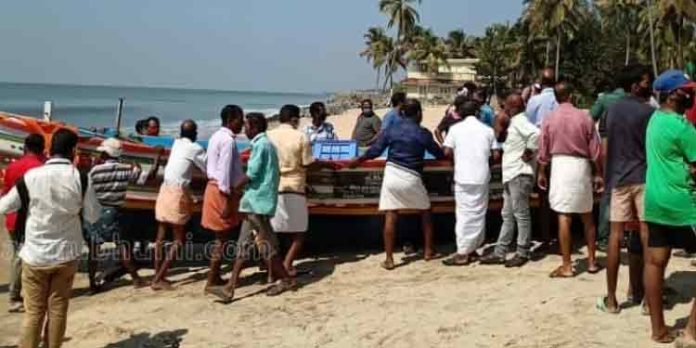 തളിക്കുളത്ത് മത്സ്യബന്ധനത്തിന് പോയ നാല് പേരെ കാണാതായി തളിക്കുളത്ത് മത്സ്യബന്ധനത്തിന് പോയ നാല് പേരെ കാണാതായി