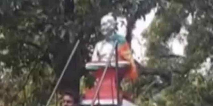 പാലക്കാട് ഗാന്ധിപ്രതിമയില് ബി.ജെ.പി.കൊടി ; പ്രതിഷേധവുമായി കോണ്ഗ്രസ് പാലക്കാട് ഗാന്ധിപ്രതിമയില് ബി.ജെ.പി.കൊടി ; പ്രതിഷേധവുമായി കോണ്ഗ്രസ്