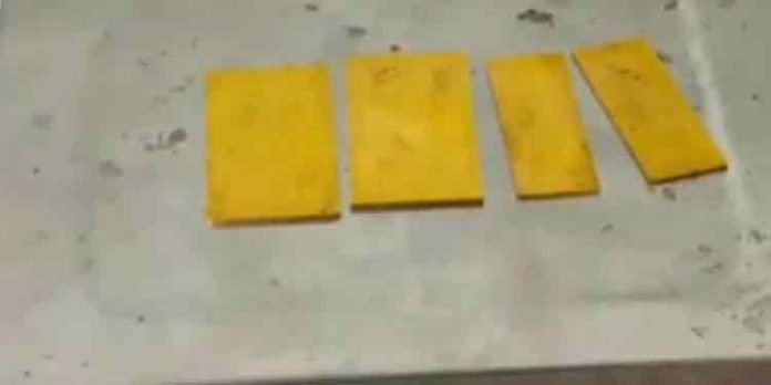 കരിപ്പൂര് വിമാനത്താവളത്തില് വന് സ്വര്ണവേട്ട ; ഒരുകോടിയിലധികം രൂപയുടെ സ്വര്ണം പിടികൂടി കരിപ്പൂര് വിമാനത്താവളത്തില് വന് സ്വര്ണവേട്ട ; ഒരുകോടിയിലധികം രൂപയുടെ സ്വര്ണം പിടികൂടി