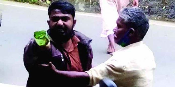 മദ്യം വാങ്ങാനെത്തിയ ആള് കട്ടപ്പന ബിവറേജ്സ് കോര്പ്പറേഷനിലെ ജീവനക്കാരനെ കുത്തി മദ്യം വാങ്ങാനെത്തിയ ആള് കട്ടപ്പന ബിവറേജ്സ് കോര്പ്പറേഷനിലെ ജീവനക്കാരനെ കുത്തി