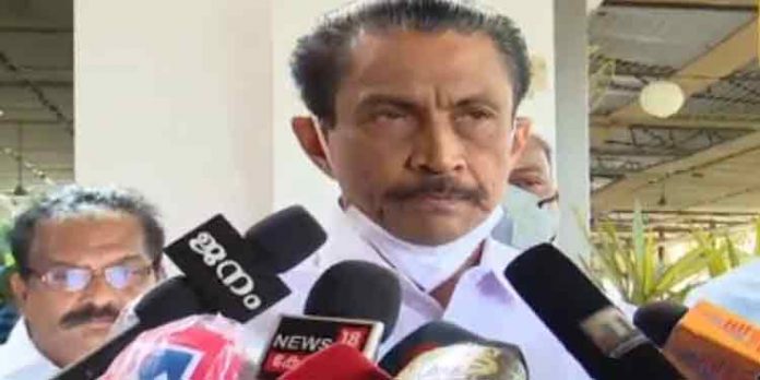 തോട്ടം തൊഴിലാളികളുടെ പ്രശ്നങ്ങള് മുഖ്യമന്ത്രിക്ക് മുന്നില് അവതരിപ്പിക്കാന് എത്തിയ കെപിസിസി അംഗത്തെ ഇടുക്കിയില് അറസ്റ്റ് ചെയ്തു തോട്ടം തൊഴിലാളികളുടെ പ്രശ്നങ്ങള് മുഖ്യമന്ത്രിക്ക് മുന്നില് അവതരിപ്പിക്കാന് എത്തിയ കെപിസിസി അംഗത്തെ ഇടുക്കിയില് അറസ്റ്റ് ചെയ്തു