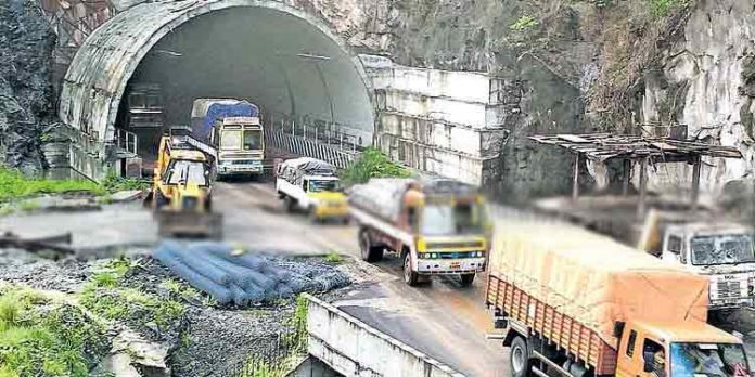 ജനം ബുദ്ധിമുട്ടുന്നു : കുതിരാന് തുരങ്ക നിര്മ്മാണത്തില് രൂക്ഷ വിമര്ശവുമായി ഹൈക്കോടതി ജനം ബുദ്ധിമുട്ടുന്നു : കുതിരാന് തുരങ്ക നിര്മ്മാണത്തില് രൂക്ഷ വിമര്ശവുമായി ഹൈക്കോടതി