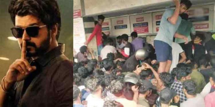 നിയന്ത്രണങ്ങള്ക്ക് പുല്ലുവില ; ‘മാസ്റ്റര്’ ടിക്കറ്റിന് വേണ്ടി കൂട്ടംകൂടി വിജയ് ആരാധകര് നിയന്ത്രണങ്ങള്ക്ക് പുല്ലുവില ; ‘മാസ്റ്റര്’ ടിക്കറ്റിന് വേണ്ടി കൂട്ടംകൂടി വിജയ് ആരാധകര്