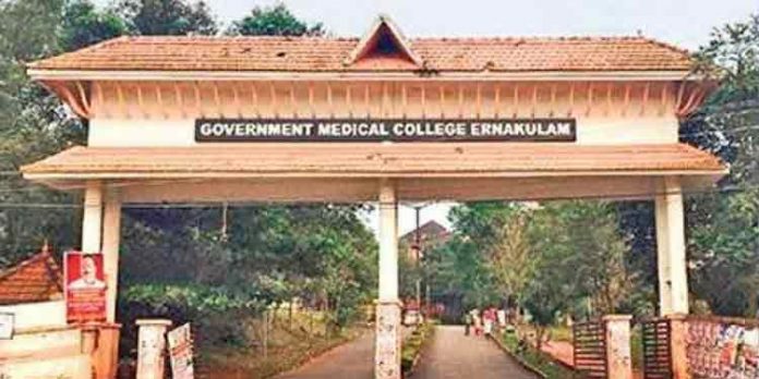 കോവിഡിതര രോഗികൾക്ക് കിടത്തി ചികിത്സ ഇല്ല ; കളമശേരി മെഡിക്കൽ കോളജിൽ സമരം കോവിഡിതര രോഗികൾക്ക് കിടത്തി ചികിത്സ ഇല്ല ; കളമശേരി മെഡിക്കൽ കോളജിൽ സമരം