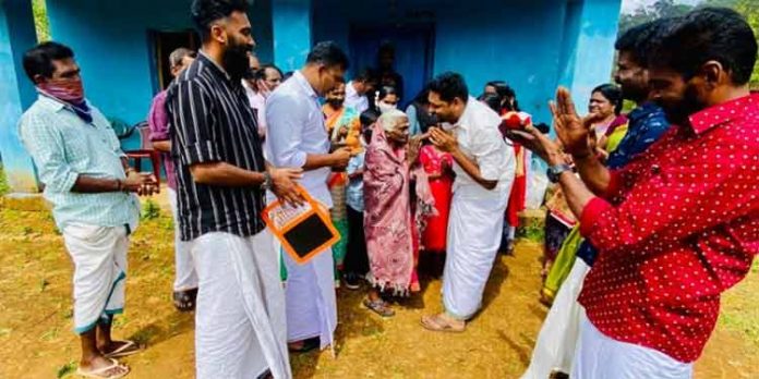 പ്രതിപക്ഷ നേതാവിന്റെ പുതുവത്സര സമ്മാനങ്ങളുമായി യൂത്ത് കോണ്ഗ്രസ് പ്രവര്ത്തകര് ഗവിയില് പ്രതിപക്ഷ നേതാവിന്റെ പുതുവത്സര സമ്മാനങ്ങളുമായി യൂത്ത് കോണ്ഗ്രസ് പ്രവര്ത്തകര് ഗവിയില്