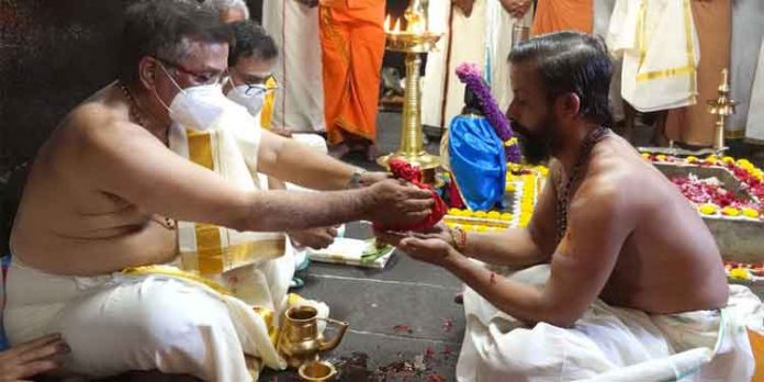 ശബരിമലയില് രാജപ്രതിനിധികള് ദര്ശനം നടത്തി ശബരിമലയില് രാജപ്രതിനിധികള് ദര്ശനം നടത്തി