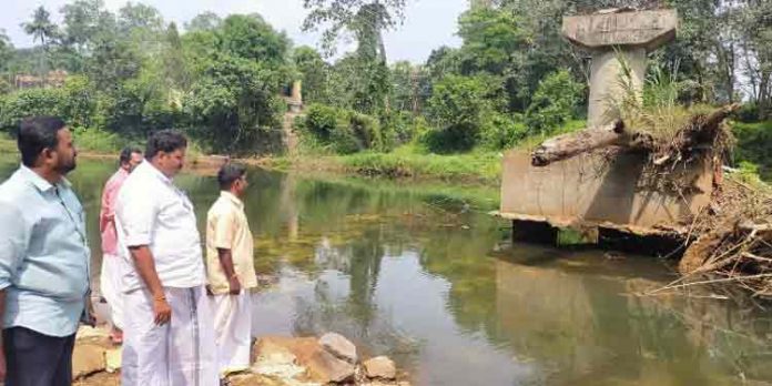 എം.എല്.എയുടെ ഫ്ലക്സ് ബോര്ഡ് വെച്ചാല് പാലം പണി തീരില്ല ; ചിറ്റൂർമുക്ക് – അട്ടച്ചാക്കൽ പാലം അടിയന്തിരമായി പൂർത്തിയാക്കണമെന്ന് ബിജെപി എം.എല്.എയുടെ ഫ്ലക്സ് ബോര്ഡ് വെച്ചാല് പാലം പണി തീരില്ല ; ചിറ്റൂർമുക്ക് – അട്ടച്ചാക്കൽ പാലം അടിയന്തിരമായി പൂർത്തിയാക്കണമെന്ന് ബിജെപി
