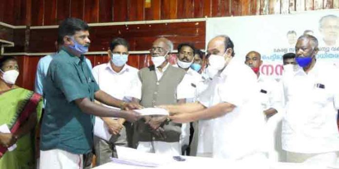 പെട്ടിമുടി ദുരന്തബാധിതരുടെ കുടുംബങ്ങള്ക്ക് ധനസഹായം വിതരണം ചെയ്തു പെട്ടിമുടി ദുരന്തബാധിതരുടെ കുടുംബങ്ങള്ക്ക് ധനസഹായം വിതരണം ചെയ്തു