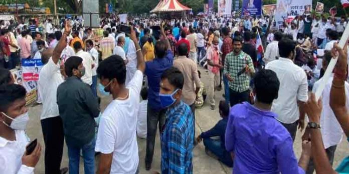 രജനികാന്തിന്റെ രാഷ്ട്രീയപ്രവേശനം ആവശ്യപ്പെട്ട് ചെന്നൈയിൽ ആരാധകർ തെരുവിൽ രജനികാന്തിന്റെ രാഷ്ട്രീയപ്രവേശനം ആവശ്യപ്പെട്ട് ചെന്നൈയിൽ ആരാധകർ തെരുവിൽ