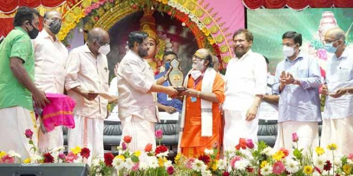ഹരിവരാസനം പുരസ്കാരം വീരമണി രാജുവിന് സമ്മാനിച്ചു ഹരിവരാസനം പുരസ്കാരം വീരമണി രാജുവിന് സമ്മാനിച്ചു