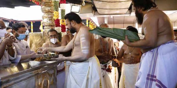 ശബരിമലയില് ഭക്തിസാന്ദ്രമായ മകര സംക്രമ പൂജ ശബരിമലയില് ഭക്തിസാന്ദ്രമായ മകര സംക്രമ പൂജ
