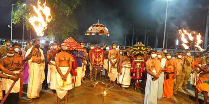 പതിനെട്ടു പടികളെയും സാക്ഷിയാക്കി ആലങ്ങാട് യോഗത്തിന്റെ ശീവേലി പതിനെട്ടു പടികളെയും സാക്ഷിയാക്കി ആലങ്ങാട് യോഗത്തിന്റെ ശീവേലി