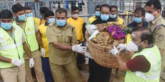 പുണ്യം പൂങ്കാവനം ശുചീകരണ പ്രവര്ത്തനങ്ങളില് പങ്കാളിയായി ഹൈക്കോടതി ജഡ്ജിയും പുണ്യം പൂങ്കാവനം ശുചീകരണ പ്രവര്ത്തനങ്ങളില് പങ്കാളിയായി ഹൈക്കോടതി ജഡ്ജിയും