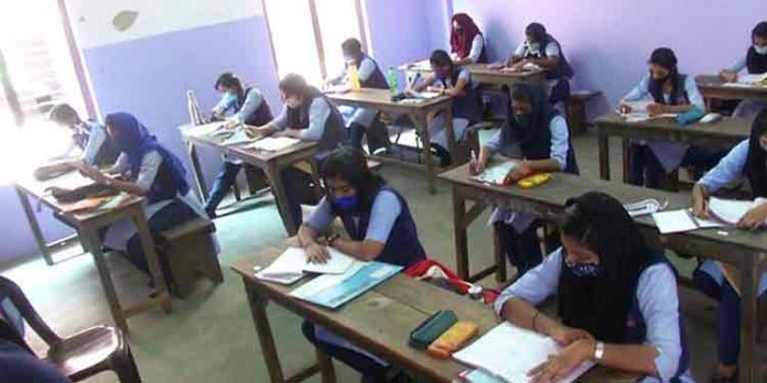 ഒരു ബെഞ്ചില് രണ്ട് വിദ്യാര്ഥികള് ; സ്കൂളുകളിൽ ഇരിപ്പട ക്രമീകരണം നിലവില് വന്നു ഒരു ബെഞ്ചില് രണ്ട് വിദ്യാര്ഥികള് ; സ്കൂളുകളിൽ ഇരിപ്പട ക്രമീകരണം നിലവില് വന്നു