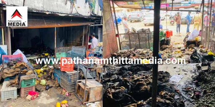 പത്തനംതിട്ടയില് പച്ചക്കറി കട കത്തി നശിച്ചു ; സാമൂഹ്യവിരുദ്ധര് തീയിട്ടതെന്ന് സംശയം പത്തനംതിട്ടയില് പച്ചക്കറി കട കത്തി നശിച്ചു ; സാമൂഹ്യവിരുദ്ധര് തീയിട്ടതെന്ന് സംശയം