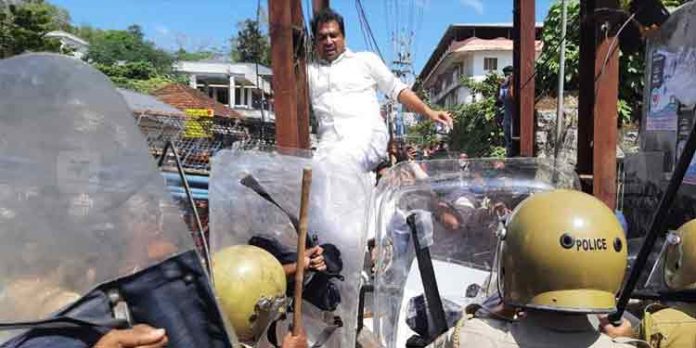 യൂത്ത് കോൺഗ്രസുകാർക്ക് മർദനം : മാർച്ചിൽ സംഘർഷം , പത്തനാപുരത്ത് നാളെ കോണ്ഗ്രസ് ഹര്ത്താല് യൂത്ത് കോൺഗ്രസുകാർക്ക് മർദനം : മാർച്ചിൽ സംഘർഷം , പത്തനാപുരത്ത് നാളെ കോണ്ഗ്രസ് ഹര്ത്താല്