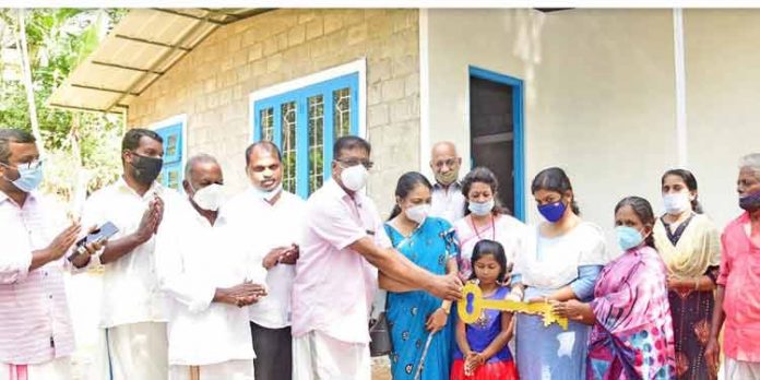 സുനില് ടീച്ചറിന്റെ 190-മത്തെ സ്നേഹ ഭവനം നീതുവിനും കുടുംബത്തിനും സുനില് ടീച്ചറിന്റെ 190-മത്തെ സ്നേഹ ഭവനം നീതുവിനും കുടുംബത്തിനും