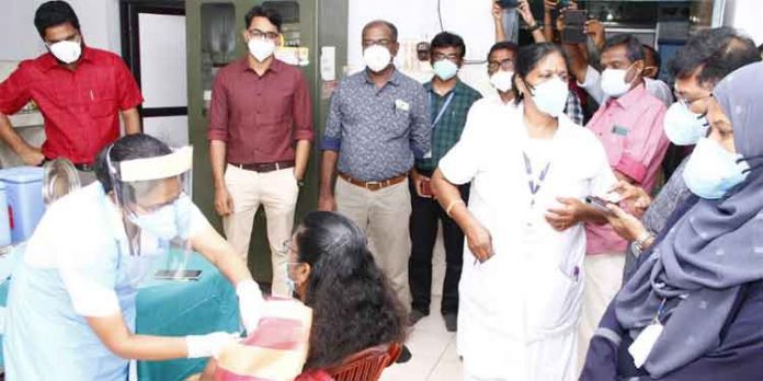 ജില്ലയിലെ ആദ്യഘട്ട കോവിഡ് വാക്സിനേഷന് വിജയകരം ; ആദ്യ ഡോസ് സ്വീകരിച്ചത് ജില്ലാ മെഡിക്കല് ഓഫീസര് ജില്ലയിലെ ആദ്യഘട്ട കോവിഡ് വാക്സിനേഷന് വിജയകരം ; ആദ്യ ഡോസ് സ്വീകരിച്ചത് ജില്ലാ മെഡിക്കല് ഓഫീസര്