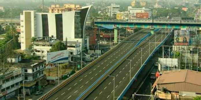 സിഗ്നലിൽ ആശയക്കുഴപ്പം, പാലം കഴിഞ്ഞുള്ള റോഡിന് വീതിയില്ല ; കുരുക്കഴിയാതെ വൈറ്റില സിഗ്നലിൽ ആശയക്കുഴപ്പം, പാലം കഴിഞ്ഞുള്ള റോഡിന് വീതിയില്ല ; കുരുക്കഴിയാതെ വൈറ്റില