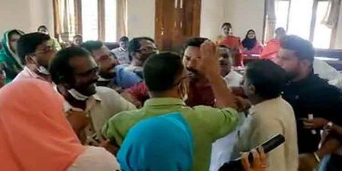 പരപ്പനങ്ങാടി നഗരസഭ ഭരണ സമിതി യോഗത്തില് അംഗങ്ങള് ചേരിതിരിഞ്ഞു വാഗ്വാദവും കയ്യാങ്കളിയും പരപ്പനങ്ങാടി നഗരസഭ ഭരണ സമിതി യോഗത്തില് അംഗങ്ങള് ചേരിതിരിഞ്ഞു വാഗ്വാദവും കയ്യാങ്കളിയും