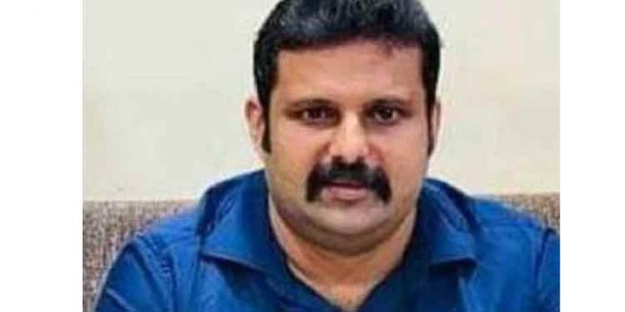 പുസ്തക വില്പനക്കായി വീട്ടിലെത്തിയ 23 കാരിയെ പീഡിപ്പിച്ച വില്ലേജ് ഓഫിസര് പിടിയില് പുസ്തക വില്പനക്കായി വീട്ടിലെത്തിയ 23 കാരിയെ പീഡിപ്പിച്ച വില്ലേജ് ഓഫിസര് പിടിയില്