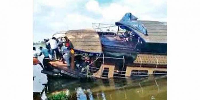 ഹൗസ്ബോട്ട് അപകടങ്ങള് പതിവായ സാഹചര്യത്തില് ജലരക്ഷാ നിലയം ആരംഭിക്കണമെന്ന് ആവശ്യം ഉയരുന്നു ഹൗസ്ബോട്ട് അപകടങ്ങള് പതിവായ സാഹചര്യത്തില് ജലരക്ഷാ നിലയം ആരംഭിക്കണമെന്ന് ആവശ്യം ഉയരുന്നു