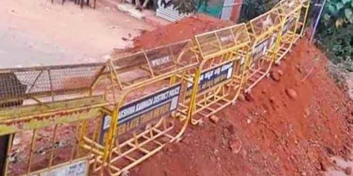 അണ്ലോക്ക് ചട്ടങ്ങള് കണക്കിലെടുക്കാതെ കേരളത്തിലേക്കുള്ള റോഡുകള് അടച്ച് കര്ണാടക അണ്ലോക്ക് ചട്ടങ്ങള് കണക്കിലെടുക്കാതെ കേരളത്തിലേക്കുള്ള റോഡുകള് അടച്ച് കര്ണാടക