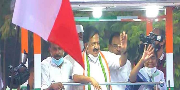അരൂരില് ഷാനിമോള് ഉസ്മാന്റെ സ്ഥാനാര്ത്ഥിത്വം പ്രഖ്യാപിച്ച് രമേശ് ചെന്നിത്തല അരൂരില് ഷാനിമോള് ഉസ്മാന്റെ സ്ഥാനാര്ത്ഥിത്വം പ്രഖ്യാപിച്ച് രമേശ് ചെന്നിത്തല