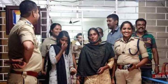 ബസ്സില് നിന്നും യാത്രക്കാരുടെ പഴ്സ് കവരുന്ന സംഘം പിടിയില് ബസ്സില് നിന്നും യാത്രക്കാരുടെ പഴ്സ് കവരുന്ന സംഘം പിടിയില്