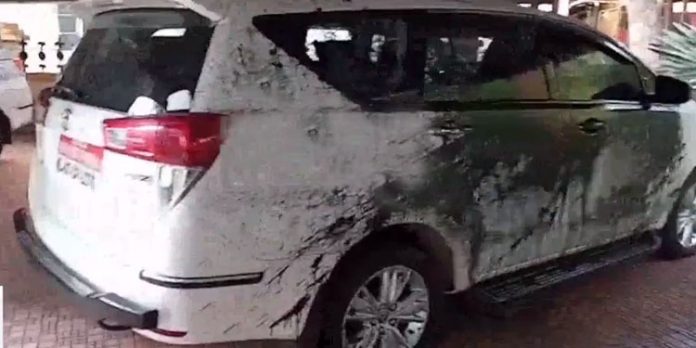 ജസ്നയുടെ തിരോധാനം അന്വേഷിക്കണമെന്നാവശ്യപ്പെട്ട് പ്രതിഷേധം ; ഹൈക്കോടതി ജഡ്ജിയുടെ വാഹനത്തില് കരി ഓയില് ഒഴിച്ചു ജസ്നയുടെ തിരോധാനം അന്വേഷിക്കണമെന്നാവശ്യപ്പെട്ട് പ്രതിഷേധം ; ഹൈക്കോടതി ജഡ്ജിയുടെ വാഹനത്തില് കരി ഓയില് ഒഴിച്ചു