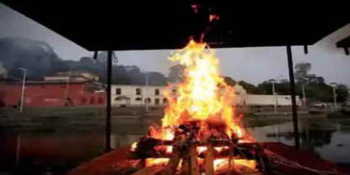 മരണത്തില് ദുരൂഹത : ദമ്പതികളുടെ പകുതി ദഹിച്ച ശരീരം ചിതയില് നിന്നും വീണ്ടെടുത്ത് പോലീസ് മരണത്തില് ദുരൂഹത : ദമ്പതികളുടെ പകുതി ദഹിച്ച ശരീരം ചിതയില് നിന്നും വീണ്ടെടുത്ത് പോലീസ്