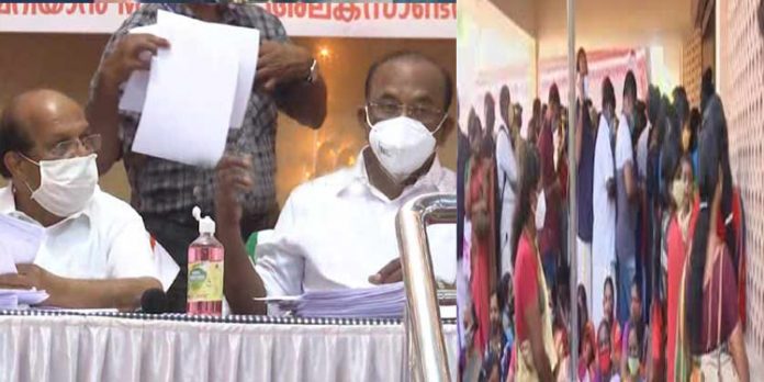 സര്ക്കാരിന്റെ ജനകീയ അദാലത്തില് കൊവിഡ് നിയന്ത്രണങ്ങളുടെ പരസ്യമായ ലംഘനം ; നേത്രുത്വം കൊടുക്കുന്നത് രണ്ടു മന്ത്രിമാര് സര്ക്കാരിന്റെ ജനകീയ അദാലത്തില് കൊവിഡ് നിയന്ത്രണങ്ങളുടെ പരസ്യമായ ലംഘനം ; നേത്രുത്വം കൊടുക്കുന്നത് രണ്ടു മന്ത്രിമാര്