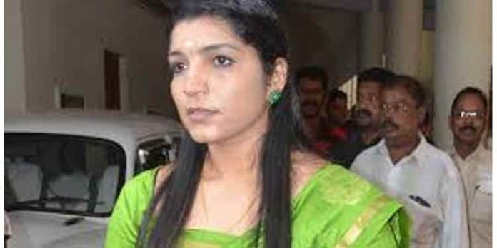 സരിത എസ്. നായരോട് കോഴിക്കോട് ജുഡീഷ്യല് ഫസ്റ്റ് ക്ലാസ് മജിസ്ട്രേറ്റ് കോടതിയില് കീഴടങ്ങാന് ഹൈക്കോടതി സരിത എസ്. നായരോട് കോഴിക്കോട് ജുഡീഷ്യല് ഫസ്റ്റ് ക്ലാസ് മജിസ്ട്രേറ്റ് കോടതിയില് കീഴടങ്ങാന് ഹൈക്കോടതി
