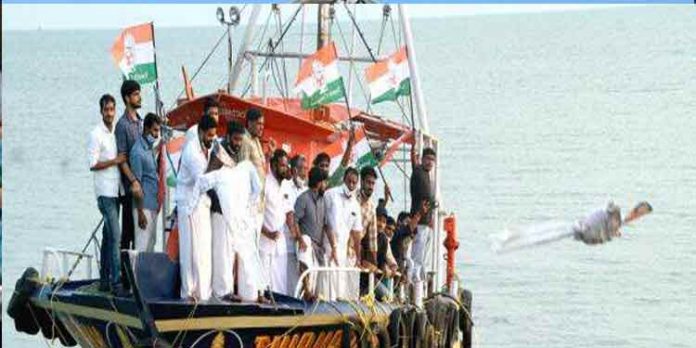ഇ.എം.സി.സി കരാര് ; മുഖ്യമന്ത്രിയുടെയും ഫിഷറീസ് മന്ത്രിയുടെയും കോലം ആഴക്കടലില് താഴ്ത്തി ഇ.എം.സി.സി കരാര് ; മുഖ്യമന്ത്രിയുടെയും ഫിഷറീസ് മന്ത്രിയുടെയും കോലം ആഴക്കടലില് താഴ്ത്തി