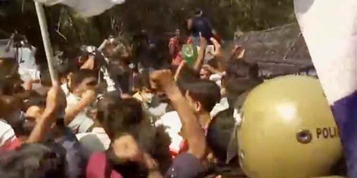 കാലിക്കറ്റ് യൂണിവേഴ്സിറ്റിയില് മുഖ്യമന്ത്രിക്കെതിരേ പ്രതിഷേധം ; ലാത്തിച്ചാര്ജ്ജ് കാലിക്കറ്റ് യൂണിവേഴ്സിറ്റിയില് മുഖ്യമന്ത്രിക്കെതിരേ പ്രതിഷേധം ; ലാത്തിച്ചാര്ജ്ജ്