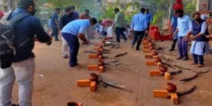 ആറ്റുകാല് പൊങ്കാല ദിനത്തില് പ്രതിഷേധ പൊങ്കാലയുമായി കെ എസ് ആര് ടി സി ജീവനക്കാര് ആറ്റുകാല് പൊങ്കാല ദിനത്തില് പ്രതിഷേധ പൊങ്കാലയുമായി കെ എസ് ആര് ടി സി ജീവനക്കാര്