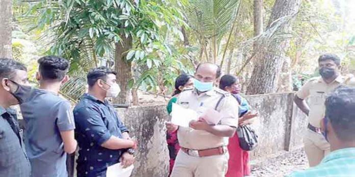 വിദേശത്ത് ജോലി വാഗ്ദാനം ചെയ്ത് ഒന്നരക്കോടി രൂപ തട്ടി ; കടപ്രയിലെ യുവാവിന്റെ വീടിനു മുമ്പില് പ്രതിഷേധം വിദേശത്ത് ജോലി വാഗ്ദാനം ചെയ്ത് ഒന്നരക്കോടി രൂപ തട്ടി ; കടപ്രയിലെ യുവാവിന്റെ വീടിനു മുമ്പില് പ്രതിഷേധം