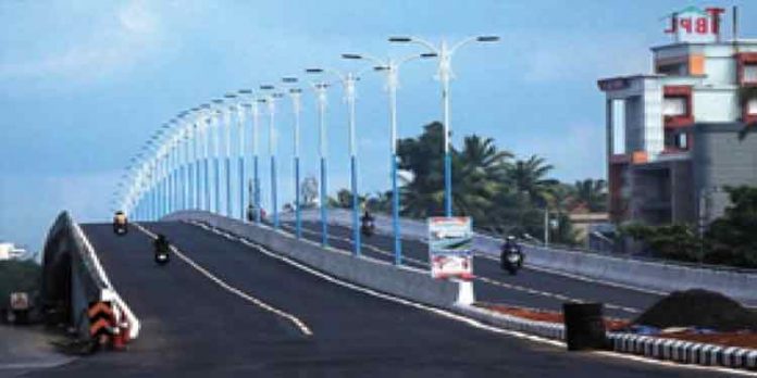 പുനര് നിര്മ്മാണം നടക്കുന്ന പാലാരിവട്ടം പാലത്തില് ഭാരപരിശോധന പുനര് നിര്മ്മാണം നടക്കുന്ന പാലാരിവട്ടം പാലത്തില് ഭാരപരിശോധന