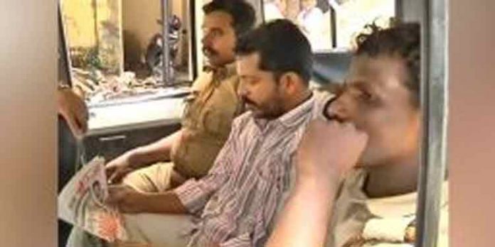 കൊടി സുനിക്ക് കൂട്ടു പോയ പോലീസുകാര്ക്ക് സസ്പെന്ഷന് കൊടി സുനിക്ക് കൂട്ടു പോയ പോലീസുകാര്ക്ക് സസ്പെന്ഷന്