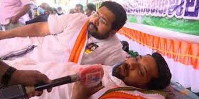 ഷാഫി പറമ്പിലിനേയും ശബരിനാഥിനേയും ആശുപത്രിയിലേക്ക് മാറ്റാന് ഡോക്ടര്മാര് നിര്ദേശിച്ചു ഷാഫി പറമ്പിലിനേയും ശബരിനാഥിനേയും ആശുപത്രിയിലേക്ക് മാറ്റാന് ഡോക്ടര്മാര് നിര്ദേശിച്ചു
