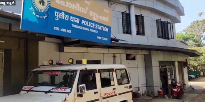പ്രണയം നടിച്ച് കൂട്ടിക്കൊണ്ട് പോയി ; കാമുകനും ഇരുപതോളം പേരും പീഡിപ്പിച്ചു പ്രണയം നടിച്ച് കൂട്ടിക്കൊണ്ട് പോയി ; കാമുകനും ഇരുപതോളം പേരും പീഡിപ്പിച്ചു