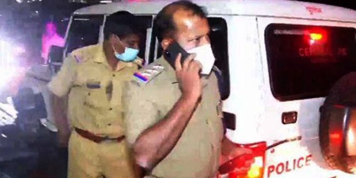 സമാന്തര ടെലഫോണ് എക്സ്ചേഞ്ച് നടത്തിയ കേസില് ഒരാള് കൂടി അറസ്റ്റില് സമാന്തര ടെലഫോണ് എക്സ്ചേഞ്ച് നടത്തിയ കേസില് ഒരാള് കൂടി അറസ്റ്റില്