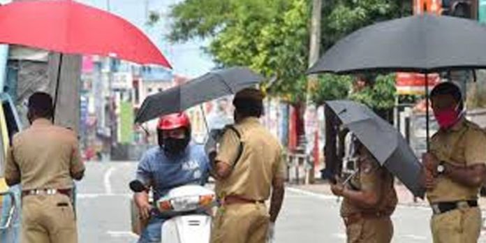 കൊവിഡ് നിയന്ത്രണം കര്ശനമാക്കി പോലീസ് ; 10 വയസില് താഴെയുള്ള കുട്ടികള്ക്ക് പൊതുസ്ഥലത്ത് വിലക്ക് കൊവിഡ് നിയന്ത്രണം കര്ശനമാക്കി പോലീസ് ; 10 വയസില് താഴെയുള്ള കുട്ടികള്ക്ക് പൊതുസ്ഥലത്ത് വിലക്ക്