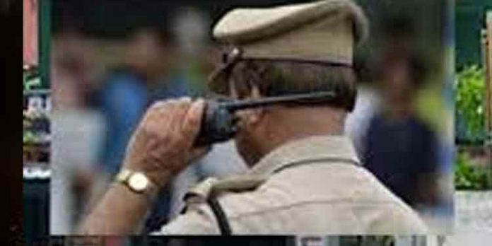 ആലുവ നഗര മധ്യത്തിലെ ജ്വല്ലറിയില് പട്ടാപ്പകല് മോഷണം ; സ്വര്ണവുമായി പ്രതികള് ഓടി രക്ഷപെട്ടു ആലുവ നഗര മധ്യത്തിലെ ജ്വല്ലറിയില് പട്ടാപ്പകല് മോഷണം ; സ്വര്ണവുമായി പ്രതികള് ഓടി രക്ഷപെട്ടു