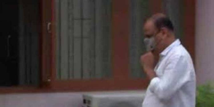 ഡോളര് കടത്തു കേസില് യുണിടാക്ക് ഉടമ സന്തോഷ് ഈപ്പന് അറസ്റ്റില് ഡോളര് കടത്തു കേസില് യുണിടാക്ക് ഉടമ സന്തോഷ് ഈപ്പന് അറസ്റ്റില്