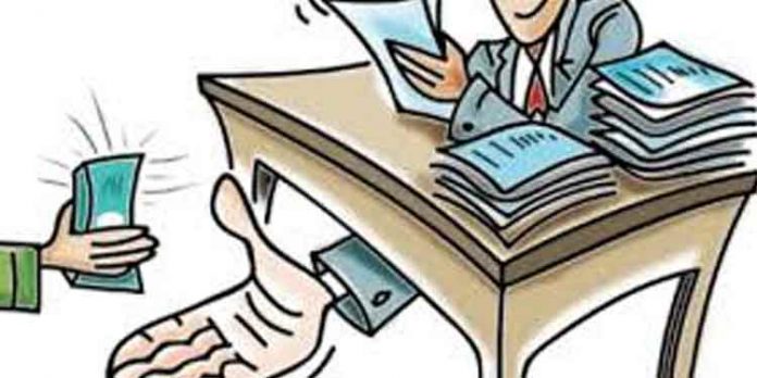 വസ്തു തരം മാറ്റുന്നതിന് കൈക്കൂലി വാങ്ങിയ വില്ലേജ് ഓഫീസർ വിജിലൻസ് പിടിയിൽ വസ്തു തരം മാറ്റുന്നതിന് കൈക്കൂലി വാങ്ങിയ വില്ലേജ് ഓഫീസർ വിജിലൻസ് പിടിയിൽ