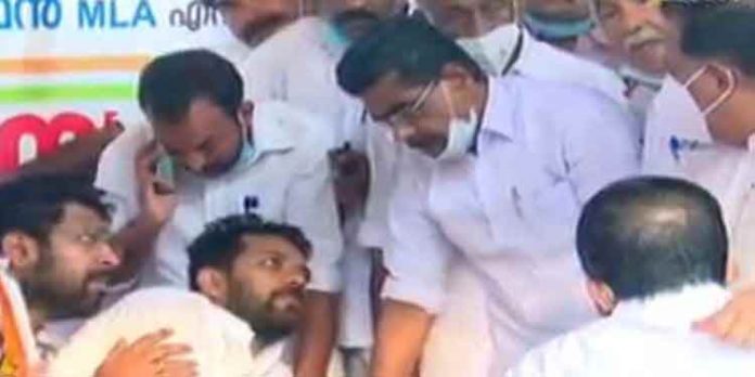 നിരാഹാര സമരം നടത്തുന്ന എംഎല്എമാരായ ഷാഫി പറമ്പിലിനെയും കെ.എസ് ശബരീനാഥനെയും ആശുപത്രിയിലേക്ക് മാറ്റി നിരാഹാര സമരം നടത്തുന്ന എംഎല്എമാരായ ഷാഫി പറമ്പിലിനെയും കെ.എസ് ശബരീനാഥനെയും ആശുപത്രിയിലേക്ക് മാറ്റി