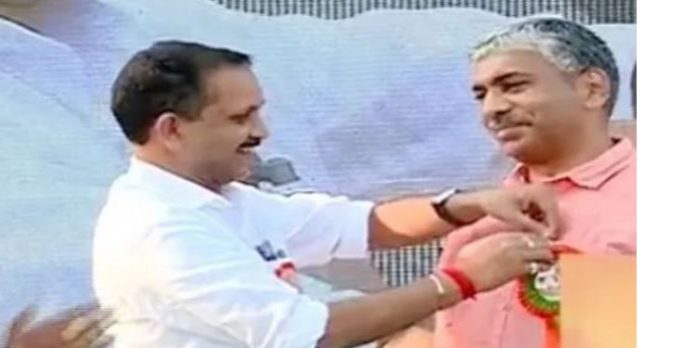 മുന് ഡിജിപി ജേക്കബ് തോമസ് ബിജെപിയില് ചേര്ന്നു മുന് ഡിജിപി ജേക്കബ് തോമസ് ബിജെപിയില് ചേര്ന്നു