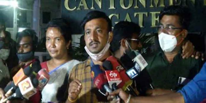ഉദ്യോഗാര്ത്ഥികളുമായുള്ള ചര്ച്ച പ്രഹസനം ; സമരം തീരാന് തെറ്റിദ്ധാരണ മാറണം – സമാധാനപരമായി സമരം തുടര്ന്നോളാന് മുഖ്യമന്ത്രി ഉദ്യോഗാര്ത്ഥികളുമായുള്ള ചര്ച്ച പ്രഹസനം ; സമരം തീരാന് തെറ്റിദ്ധാരണ മാറണം – സമാധാനപരമായി സമരം തുടര്ന്നോളാന് മുഖ്യമന്ത്രി