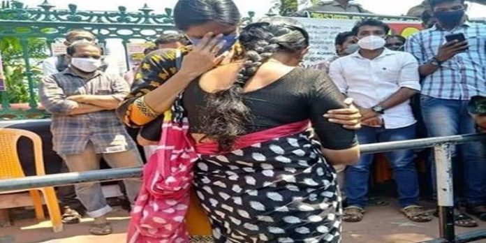 ഉദ്യോഗാര്ത്ഥികളുടെ കണ്ണീരു കാണാന് പിണറായിക്ക് സമയമില്ല -പത്താം ക്ലാസുകാരി സ്വപ്നക്കും തോറ്റ എംപിമാരുടെ ഭാര്യമാര്ക്കും ഉന്നത ജോലി നല്കും ; ചെന്നിത്തല ഉദ്യോഗാര്ത്ഥികളുടെ കണ്ണീരു കാണാന് പിണറായിക്ക് സമയമില്ല -പത്താം ക്ലാസുകാരി സ്വപ്നക്കും തോറ്റ എംപിമാരുടെ ഭാര്യമാര്ക്കും ഉന്നത ജോലി നല്കും ; ചെന്നിത്തല